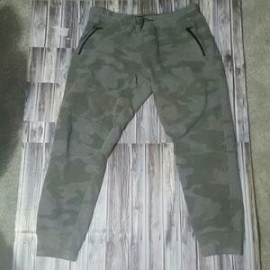 Camo joggers with Zipp up pockets